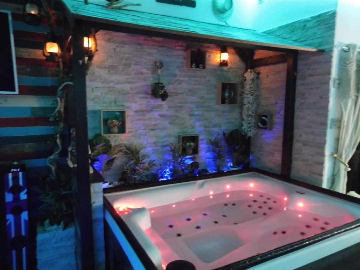 L'Histoire De L'Ouest , Jacuzzi Appartement Dole Exteriör bild