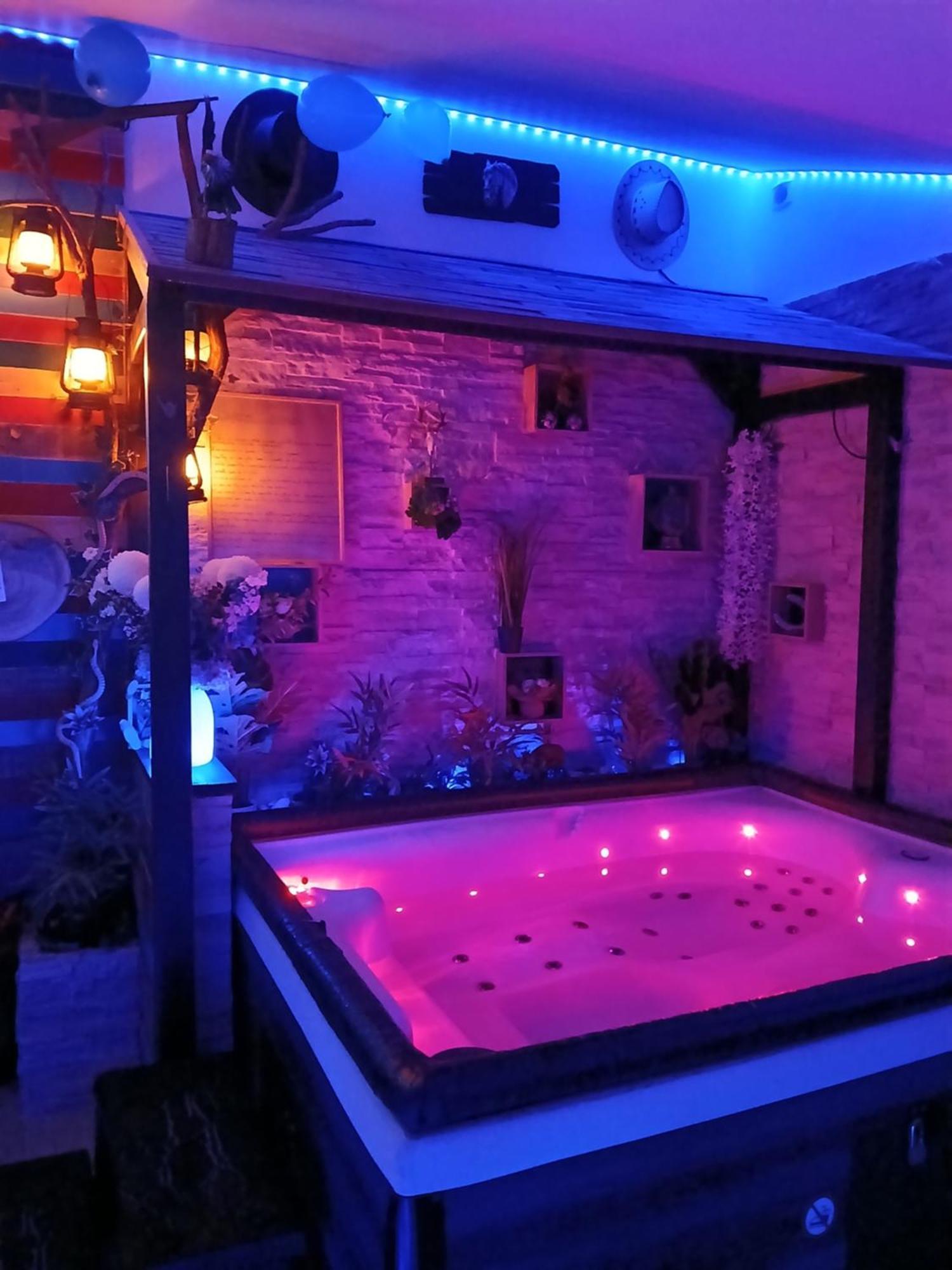 L'Histoire De L'Ouest , Jacuzzi Appartement Dole Exteriör bild